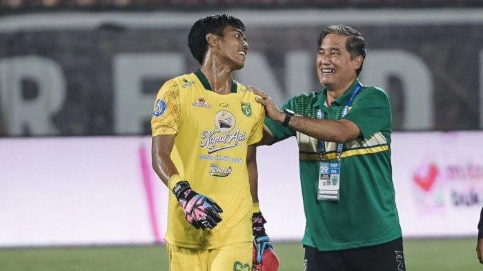 Penjaga gawang Persebaya Surabaya, Andhika Ramadhani Bersama Pelatih Kiper Benny Van Breukeleun usai laga Arema FC vs Persebaya Surabaya di Stadion Kapten I Wayan Dipta, Gianyar, Bali.