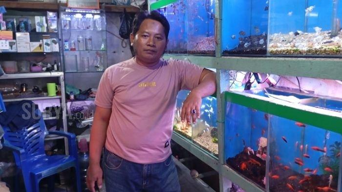 PENJUAL IKAN - Abdurrohman, Penjual Ikan di Pasar Ikan Gunungsari Surabaya