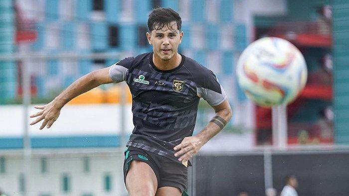 Penyerang Persebaya, Bruno Moreira bakal menjadi kunci saat meladeni tuan rumah PSM Makasar di Stadion Batakan, Balikapan, Rabu (28/2) sore ini. Bajul Ijo dipastikan bakal menjalani ujian berat saat melawan tim Juku Eja ini.