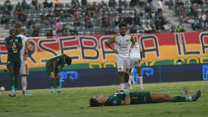 Penyerang Persebaya, Bruno Moreira terlentang lemas usai kalah 0-3 atas Dewa United di Liga 1. Kekalahan dari Dewa United menjadikan Persebaya belum aman dari degradasi, masih bisa terkejar oleh tim yang saat ini ada di zona degradasi, Arema FC