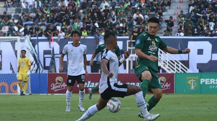 Penyerang Persebaya Surabaya, Sho Yamamoto (kanan) saat lawan Rans Nusantara. Persebaya siapkan langkah supaya bangkit dan menangan isai kalah dari Persija di Liga 1