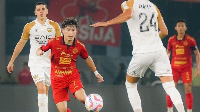 Penyerang Persija Jakarta, Ryo Matsumura saat dikepung pemain Dewa United