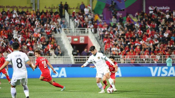 Penyerang Timnas Indonesia, Hokky Caraka saat tampil lawan Vietnam di Piala Asia 2023. Pengamat bola nasional, Ronny Tanuwijaya berharap timnas Indinesia buat kejutan saat lawan Jepang