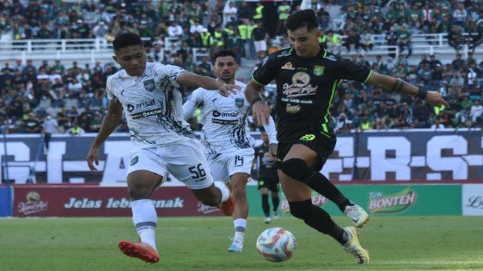 Bek Borneo FC, Fajar Faturrahman (kiri) berduel dengan pemain Persebaya, Bruno Moriera di Stadion GBT, Minggu (3/9/2023) sore.