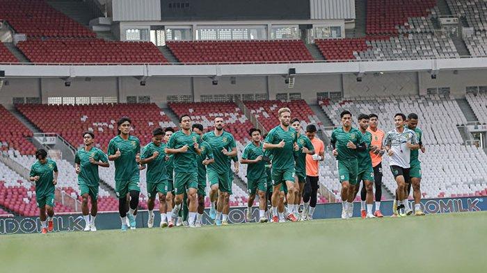 Persebaya Surabaya sedang berusaha keras bangkit di Liga 1. Pelatih Aji Santos pun mengungkap cara supaya Persebaya bisa segera bangkt dan meraih kemenangan