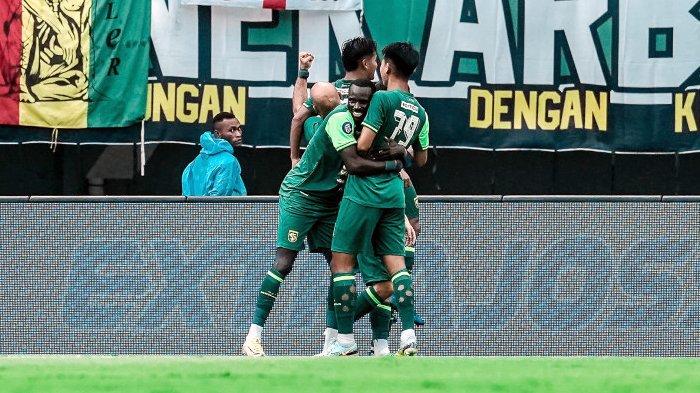 Flavio Silva merayakan golnya ke gawang Arema FC pada laga pekan ke-13 Liga 1 2024/2025 di Stadion Gelora Bung Tomo, Surabaya, Sabtu (7/12/2024) sore ini.