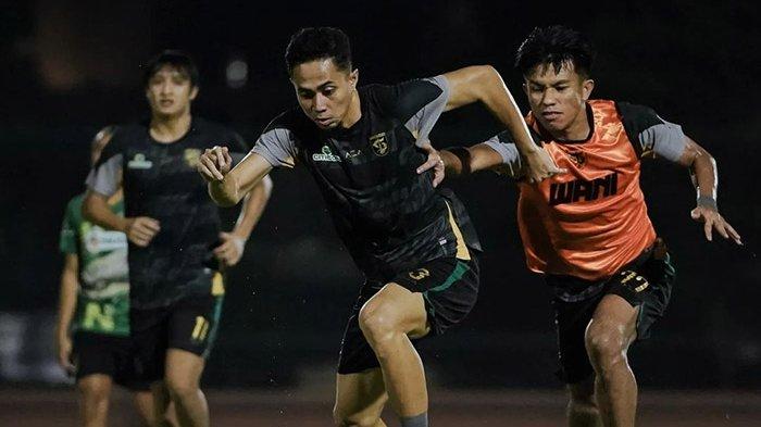 Persebaya dan tim lain di Liga 1 masih menyisakan empat laga sisa di kompetisi Liga 1 2023-2024. Tim Bajul Ijo harus menunggu waktu lantaran Liga 1 sedang dihentikan