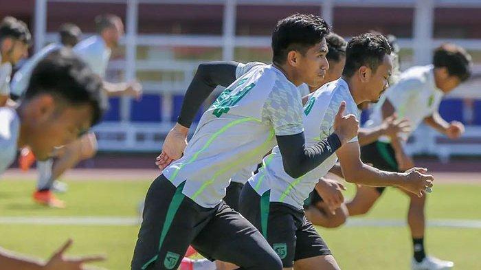 Persebaya menggelar latihan jelang laga lawan Rans Nusantara. Tim milik Raffi Ahmad ini selangkah di depan Persebaya yang disikapi Aji Santoso jelang lakoni lanjutan Liga 1