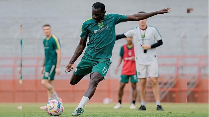 Striker Persebaya, Flavio Silva menendang bola dalam sesi latihan tim persebaya
