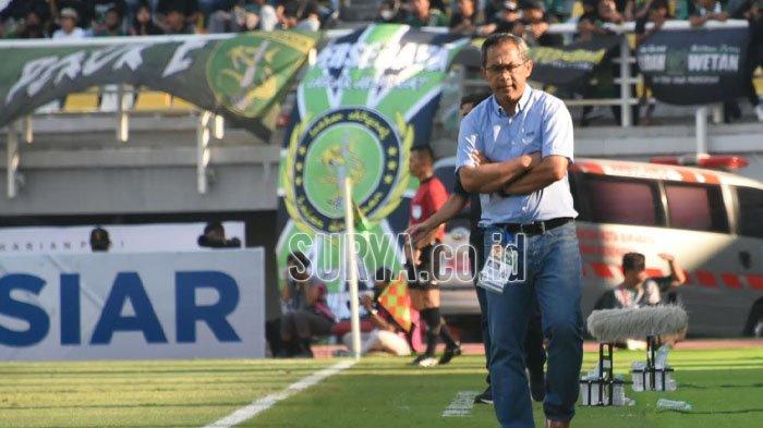 Pelatih Persebaya Surabaya Aji Santoso pada laga Persebaya Surabaya melawan Rans Nusantara FC di Stadion Gelora Bung Tomo Surabaya, Minggu (23/7/2023). Pertandingan berakhir imbang dengan skor akhir 2-2.