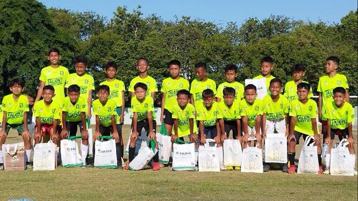 Peserta U-12 Persebaya Future Lab Talent Audition 2024 yang masuk nominasi dan dinyatakan lolos seleksi berfoto bersama di Stadion Kodam V Brawijaya Surabaya, Minggu (28/7/2024).