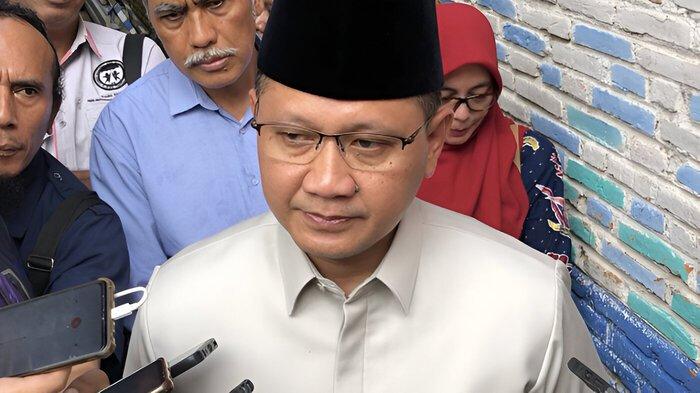 Pj Wali Kota Batu Aries Agung Paewai saat datang ke rumah duka RKW (12) di Jalan Bromo, Gang 4 Kelurahan Sisir, Kota Batu, Jatim, Jumat (31/5/2024).