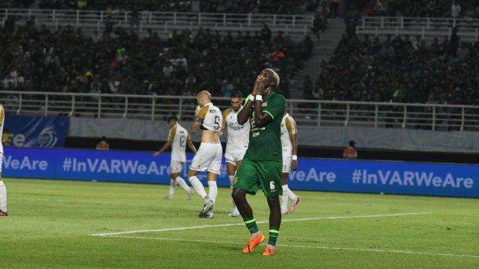 Potret penyesalan Gilson Costa usai gagal manfaatkan peluang di laga Persebaya Surabaya vs Dewa United di Stadion Gelora Bung Tomo, Surabaya.