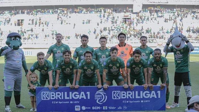 Pemain Persebaya Surabaya saat berbaris sebelum bertanding di Liga 1 2023/2024