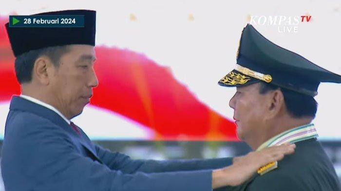 Presiden Jokowi saat menyematkan sendiri pangkat bintang 4 di pundak Prabowo Subianto.