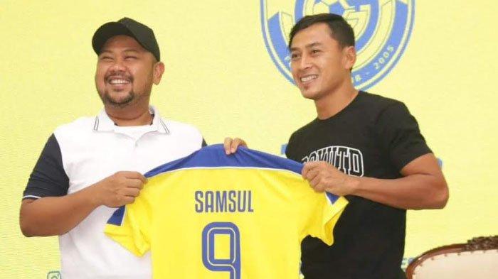 Presiden klub Gresik United Fandi Akhmad Yani (kiri) bersama Samsul Arif (kanan).