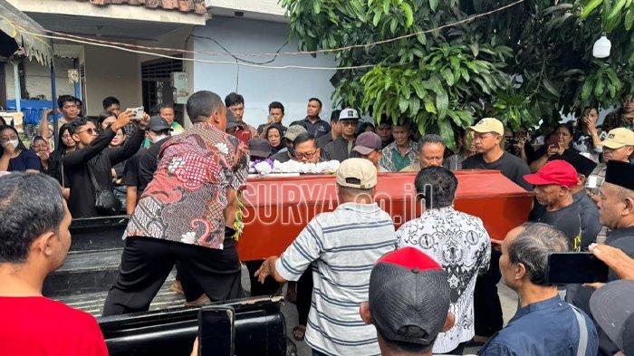 Proses pemakaman keluarga korban dugaan pembunuhan di Desa Pandantoyo Ngancar Kediri, Jumat (6/12/2024).