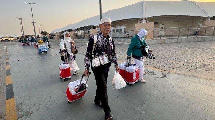 Proses pemulangan jemaah haji Indonesia 2024 dari Bandara Madinah Arab Saudi.