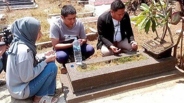 Yoris saat datangi makam Tuti dan Amel setelah tersangka kasus pembunuhan ibu dan anak di Subang terkuak.