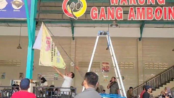 RM Gang Amboina di Jalan KH Moh Kholil, Kota Bangkalan menjadi rumah makan pertama yang menurunkan banner bertuliskan, ‘Objek Pajak Ini Belum Melunasi Kewajiban Pajak Daerah 10 Persen’ pada Sabtu (21/10/2023).