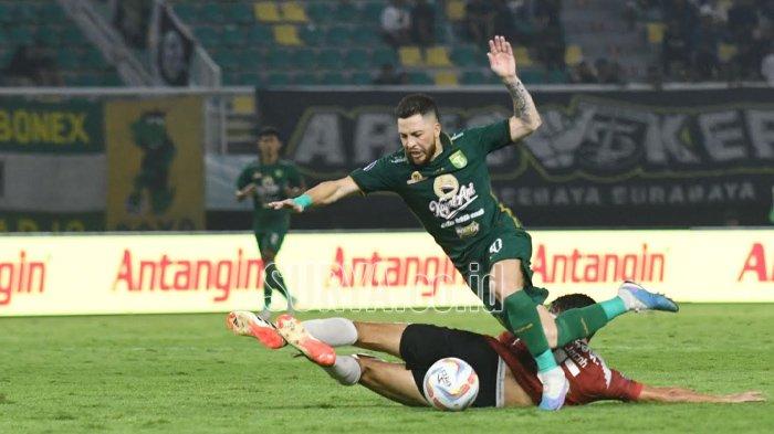 Pemain depan Persebaya, Robson Duarte dihadang pemain Madura United di Stadion Gelora Bung Tomo (GBT), Rabu (13/3/2024) malam. Laga berakhir imbang 0-0.