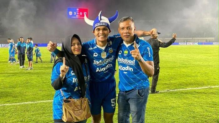 Rachmat Irianto (tengah) berpose dengan ayahnya Bejo Sugiantoro (kanan). Bejo ungkap curhatan mendalam usai sang anak berhasil menjuarai Liga 1
