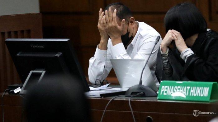 Rafael Alun saat mengikuti sidang. Ia blak-blakan kondisi keuangan keluarganya yang miris.