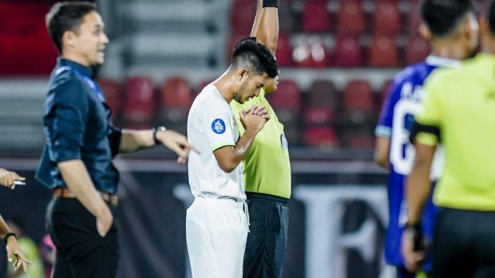 Bek Persebaya Surabaya, Randy Hanson saat bersiap memasuki lapangan