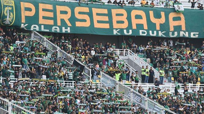 Bonek saat memberi dukungan ke Persebaya Surabaya di Stadion Gelora Bung Tomo (GBT)