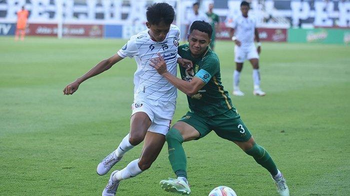 Reva Adi Utama (kanan), kapten Persebaya Surabaya bisa meraih kemenangan 3-1 saat lawan Arema FC di Stadion Gelora Bung Tomo (GBT) Surabaya, Sabtu (23/9/2023)