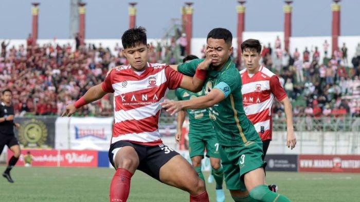 Bek Persebaya Surabaya Reva Adi saat mengawal pemain Madura United di laga Derby Suramadu