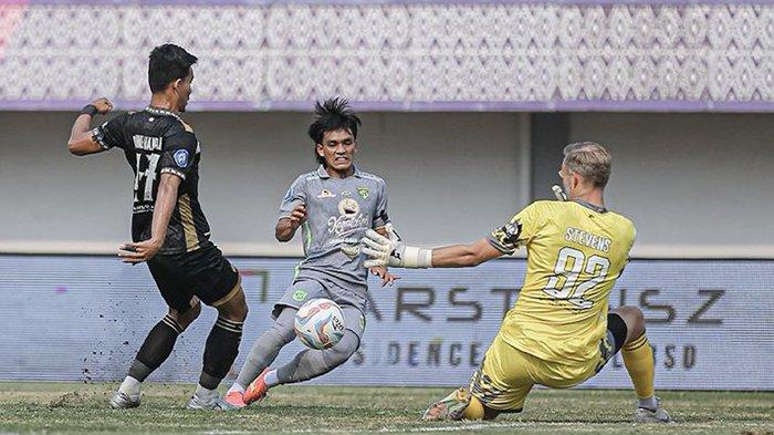 Ripal Wahyudi (tengah), gelandang Persebaya membuat gol ke gawang Dewa United, Sabtu (30/9/2023). Dengan tambahan 1 poin, Persebaya gagal memaksimalkan poin untuk kian melambung masuk ke empat besar klasemen Liga 1