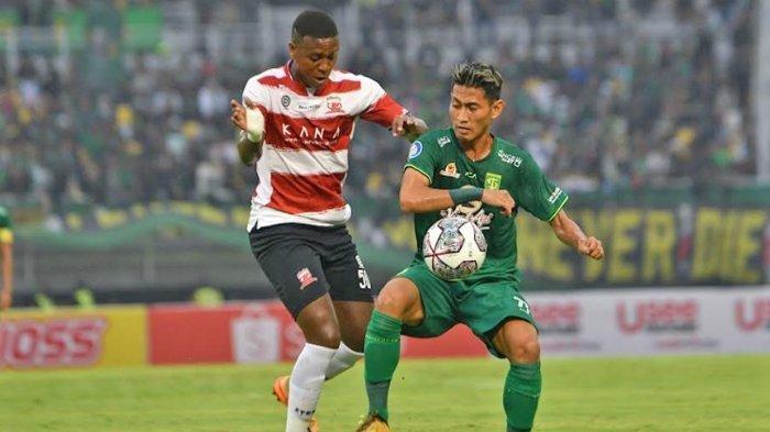 Risky Dwiyan (kanan) sedang berduel dengan Hugo Gomes di pertandingan Persebaya Vs Madura United di Stadion Gelora Bung Tomo (GBT), Minggu (14/8/2022) sore. Hasil skor Persebaya Vs Madura United tersebut berakhir imbang 2-2.