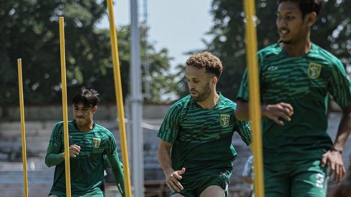Riswan Lauhin (kiri), Ze Valente (tengah) dan Salman Alfarid (kanan) menjalani sesi latihan sebelum laga Dewa United vs Persebaya Surabaya.