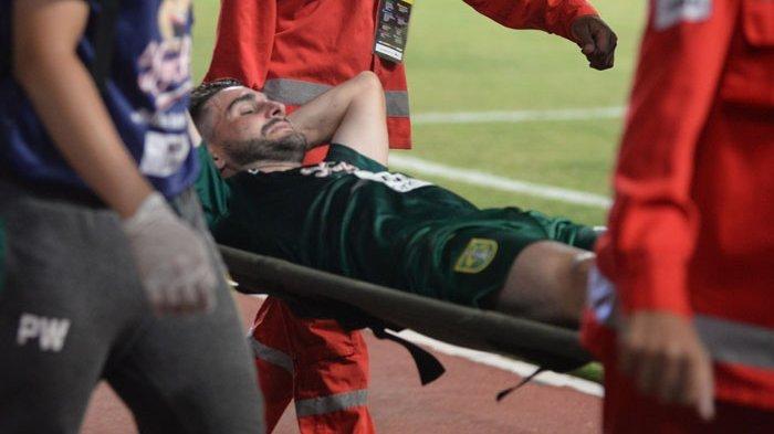 Robertino Pugliara, gelandang Persebaya Surabaya ditandu keluar lapangan saat laga lawan Borneo FC di Stadion Gelora Bung Tomo (GBT) Surabaya, Sabtu (13/10/2018).