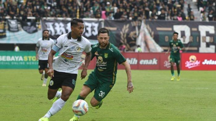 Pemain Persebaya R Duarte (kanan) berusaha mencuri bola dari pemain PSS Sleman A Lestaluhu (kiri) pada pertandingan yang berlangsung di Stadion Gelora Bung Tomo (GBT) Surabaya, Minggu (3/3/2024). Pada Liga 1 musim 2023/2024 matchday ke-27 Persebaya melawan PSS Sleman ini berakhir dengan skor 2-1 untuk Persebaya.