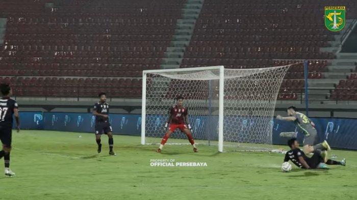 Robson Duarte saat dijegal oleh Bagas Adi di laga Arema FC vs Persebaya Surabaya