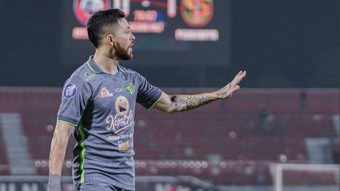 Robson Duarte saat tampil di laga Arema FC vs Persebaya Surabaya di Liga 1 2023/2024