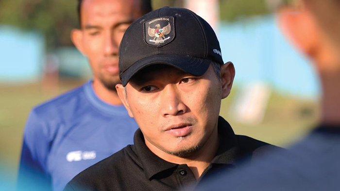 Rudy Eka Priyambada saat memimpin latihan Gresik United. Ia merupakan mantan Persebaya dan masuk staf pelatih Bajul Ijo pada musim 2018-2019