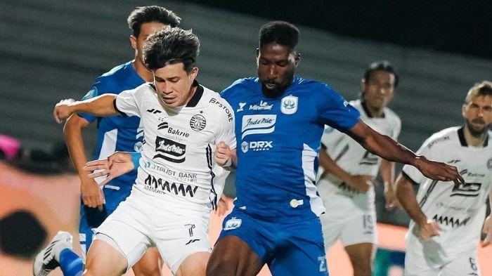 Ryo Matsumura (kiri) dan Boubakary Diarra (Kanan) berebut bola di laga Persija Jakarta vs PSIS Semarang