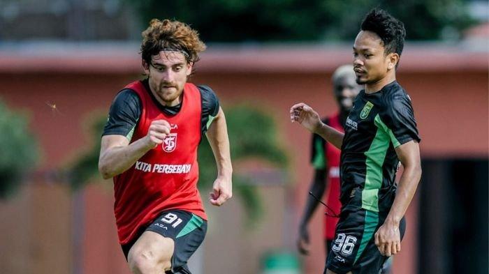 SESI LATIHAN - Dejan Tumbas dikawal oleh M Hidayat pada sesi latihan Persebaya Surabaya di Lapangan Thor, Surabaya pada Rabu (5/2), Tim Bajul Ijo bersiap melawan Persis Solo pada lanjutan pekan ke-22 Liga 1 2024/2025