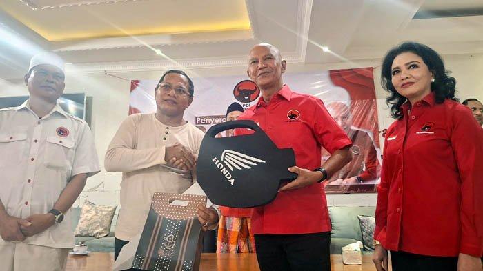 BANTUAN KEMANUSIAAN - Ketua Banggar DPR RI, MH Said Abdullah saat memberikan bantuan kemanusiaan kepada Guru Honorer Ahmad Nurdin (51) asal Pulau Kangean, Sumenep, Madura, Jawa Timur, Selasa (28/1/2025).