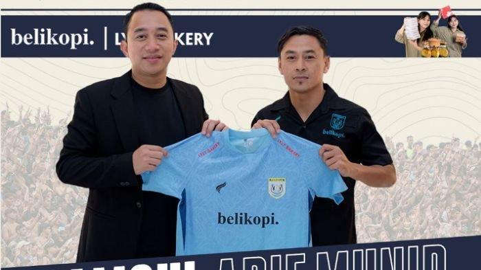 Samsul Arif saat diperkenalkan sebagai pemain baru Persela Lamongan