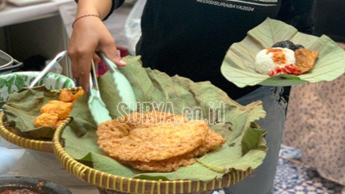Sego Jamblang atau Nasi Jamblang yang merupakan kuliner populer di Cirebon, Jawa Barat.
