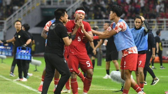 Selebrasi Alfharezzi usai cetak gol kemenangan Timnas U19 Indonesia atas Malaysia di Semifinal Piala AFF U19 2024 di Stadion Gelora Bung Tomo, Surabaya pada Sabtu (27/7)