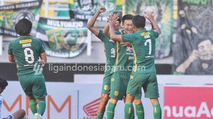 Winger Persebaya Surabaya Sho Yamamoto saat merayakan gol bersama rekan-rekannya di Stadion GBT