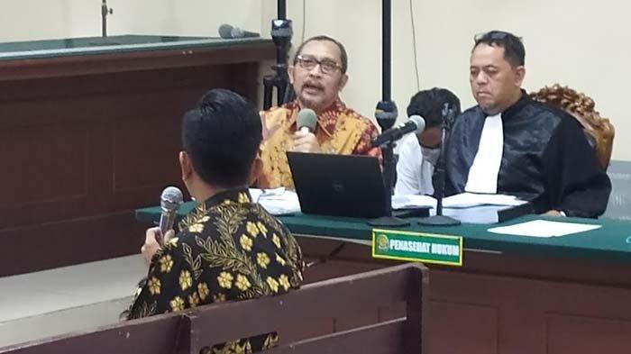 Wakil Ketua DPRD Jatim nonaktif Sahat, Tua P Simanjuntak saat bertanya kepada saksi ahli dalam sidang lanjutan kasus korupsi dana hibah pokok pikiran (Pokir) APBD Pemprov Jatim di Ruang Sidang Candra, Kantor Pengadilan Tipikor Surabaya, Selasa (22/8/2023).
