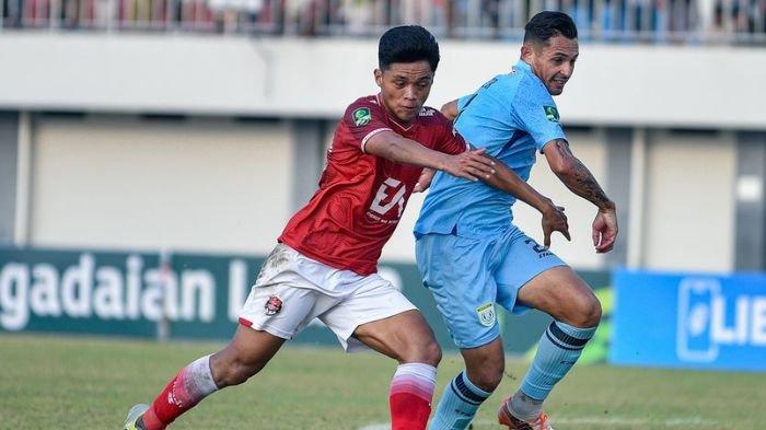 Silvio Escobar (kanan) akan memulai pertandingan Persela vs Gresik United dari bangku cadangan