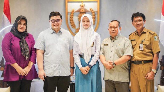 Kirei Na Hana Ramadhani, siswi SMA Negeri 2 Pare terpilih menjadi calon anggota Paskibraka diterima Bupati Kediri Hanindhito Himawan Pramana, Selasa (4/7/2023).