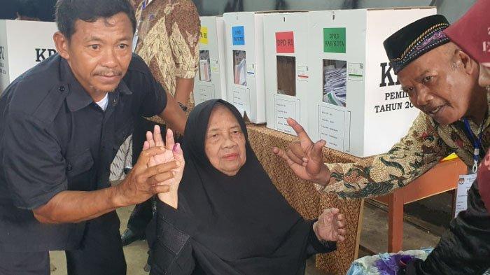 Siti Khadidjah, Ibunda Mahfud MD menggunakan hak pilihnya di TPS 08 di Jalan Dirgahayu, Kelurahan Bugih, Kabupaten Pamekasan, Madura, Rabu (14/2/2024).